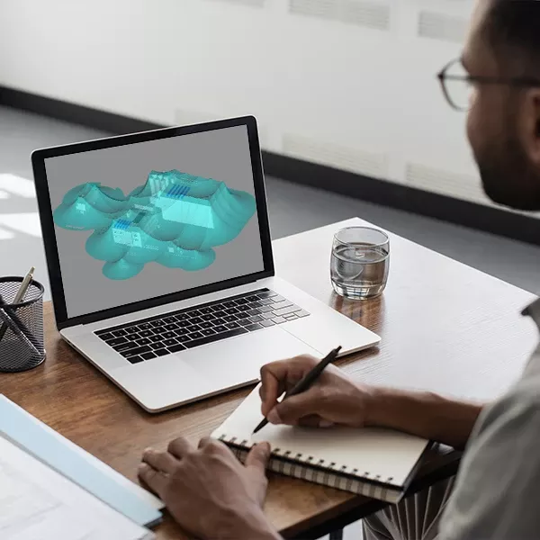 DEHNplan: 3D-Modell am Laptop mit Notizen