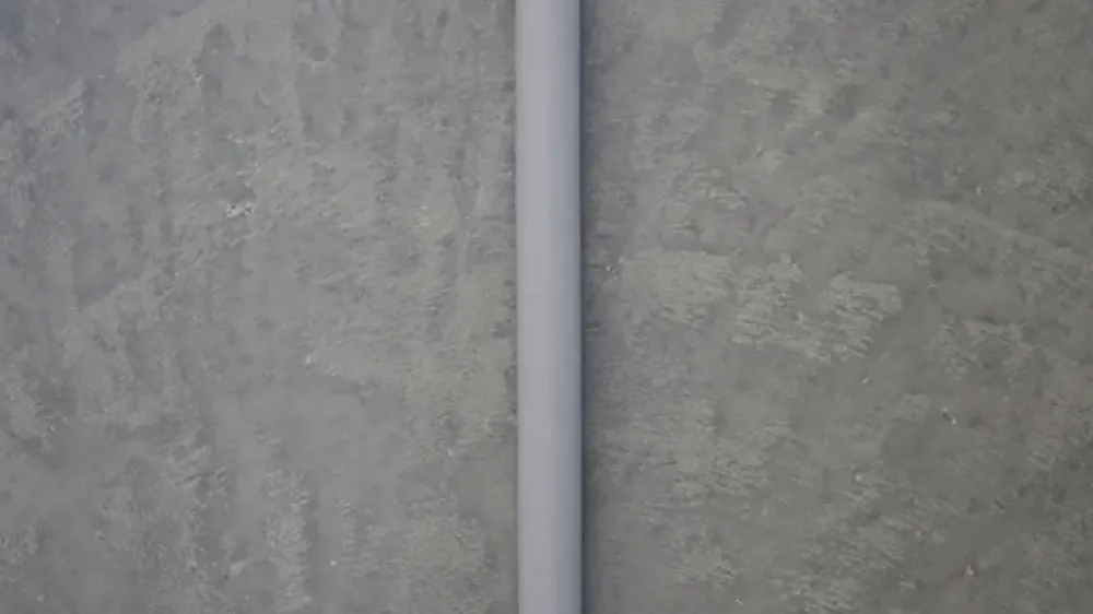 HVI light plus con muro de hormigón como fondo