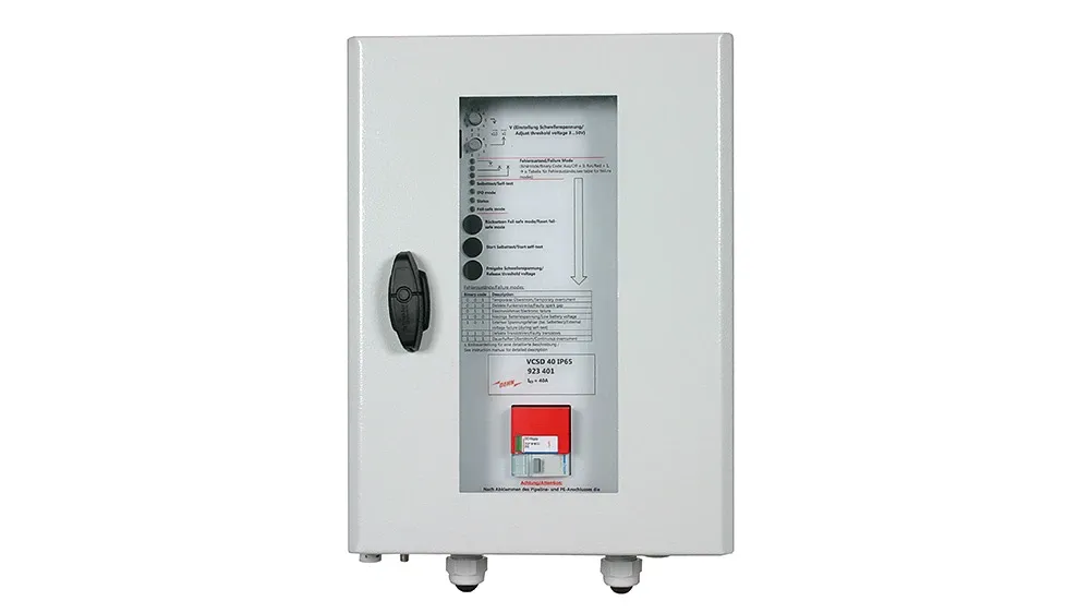 Caja metálica blanca con ventana de visualización para diversas indicaciones y controles.