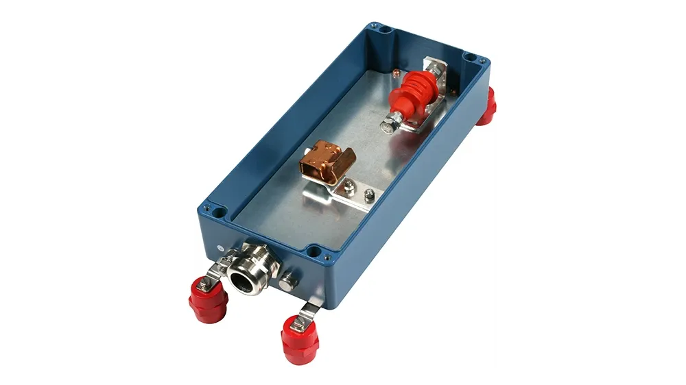 Caja metálica azul, abierta, con conexiones rojas.