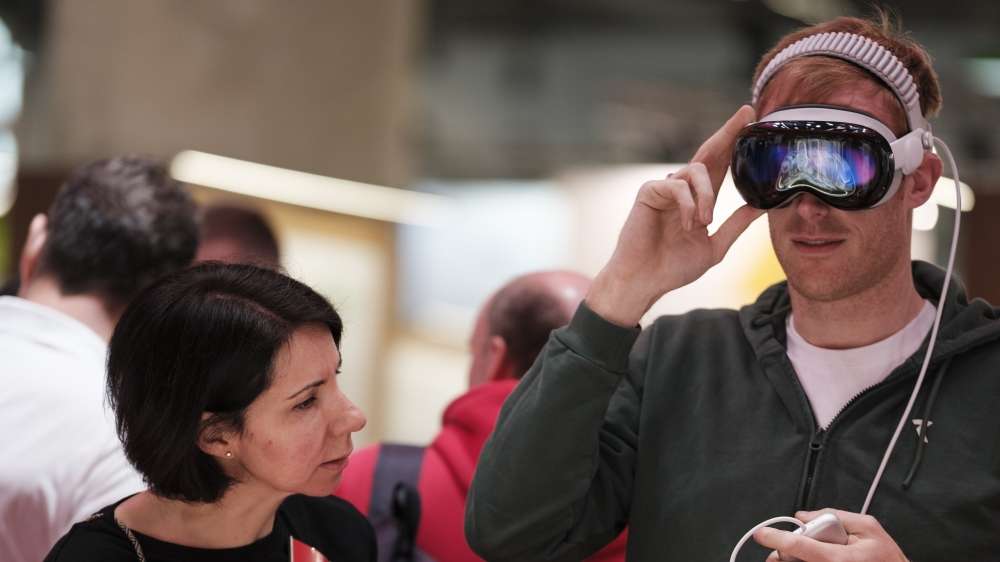 Visitor with VR on L& B 26