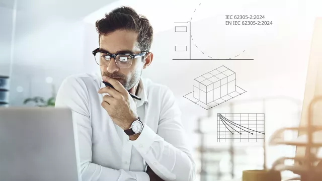 Una persona mira la pantalla de un portátil. 