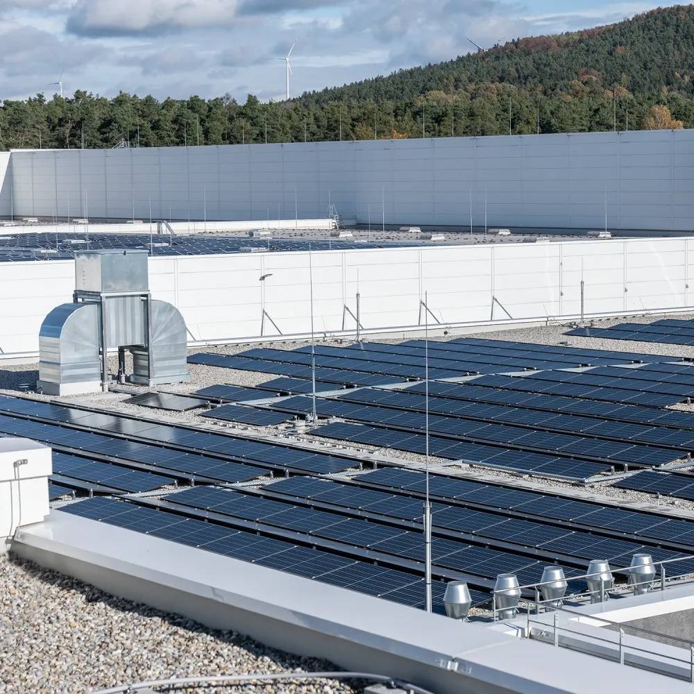 Paneles fotovoltaicos en la cubierta plana de un edificio industrial.