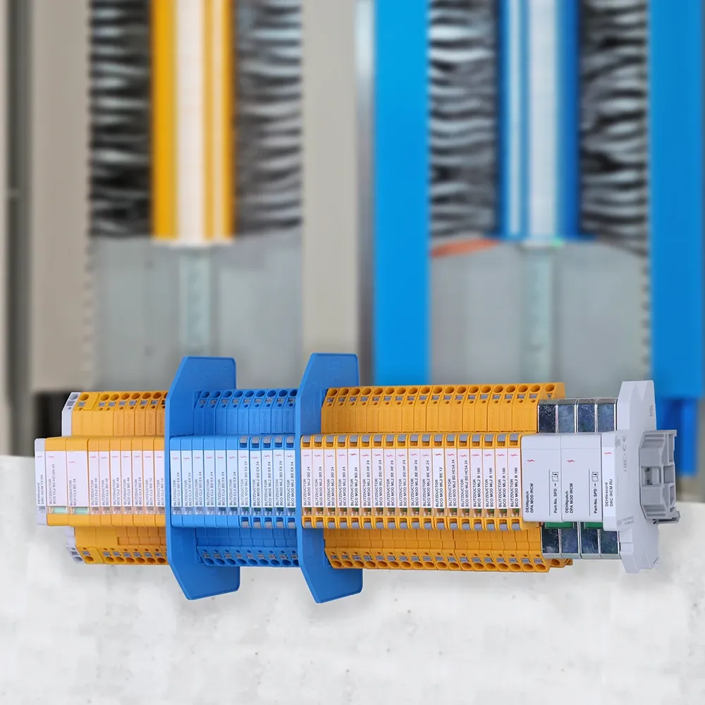 Varios descargadores combinados de la serie BLITZDUCTORconnect, montados y cableados.