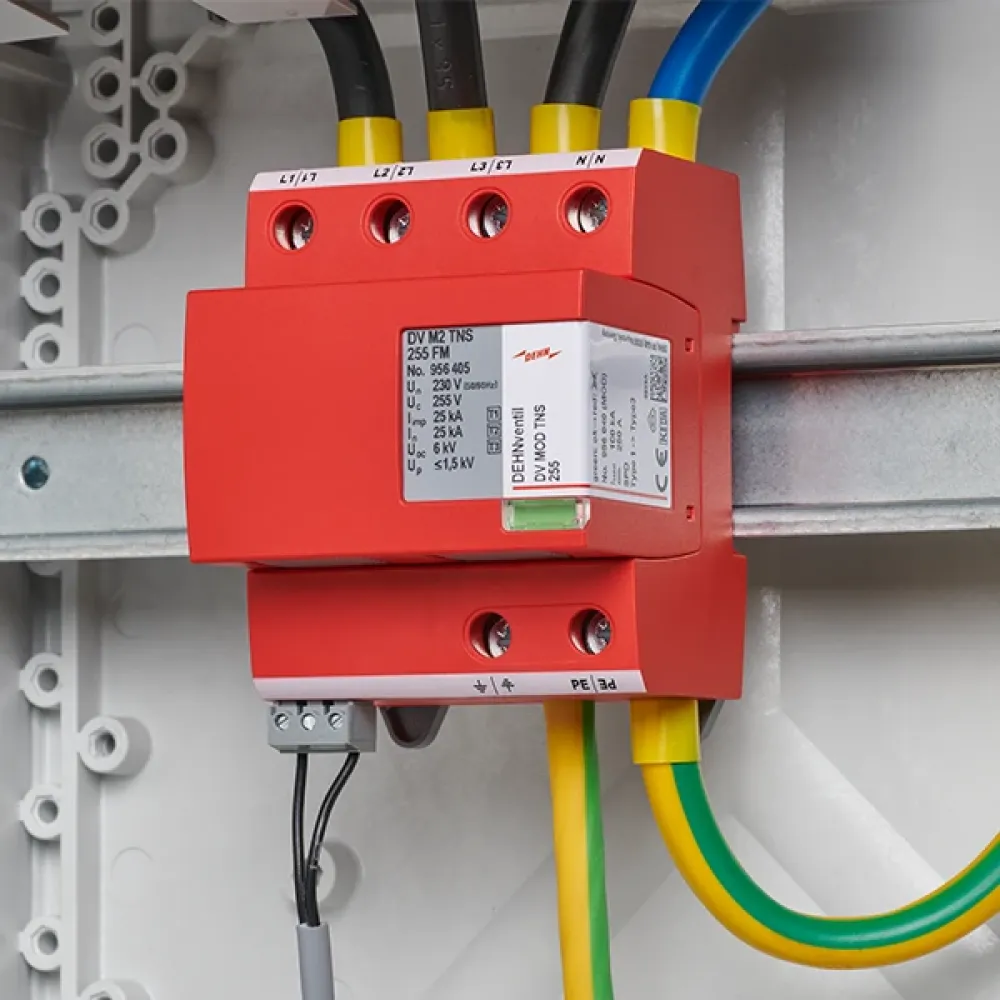 Descargador de sobretensiones rojo, cableado y montado en un carril DIN en el armario eléctrico.