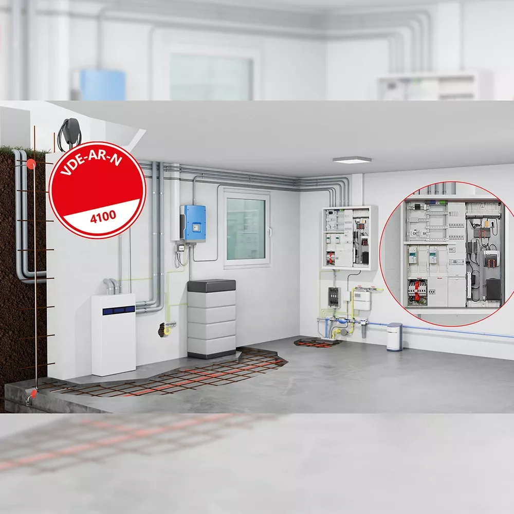 Sala técnica que contiene equipos eléctricos, tuberías y un dispositivo azul fijado a la pared. Un círculo rojo resalta un panel de control abierto. Una etiqueta roja indica «VDE-AR-N 4100».
