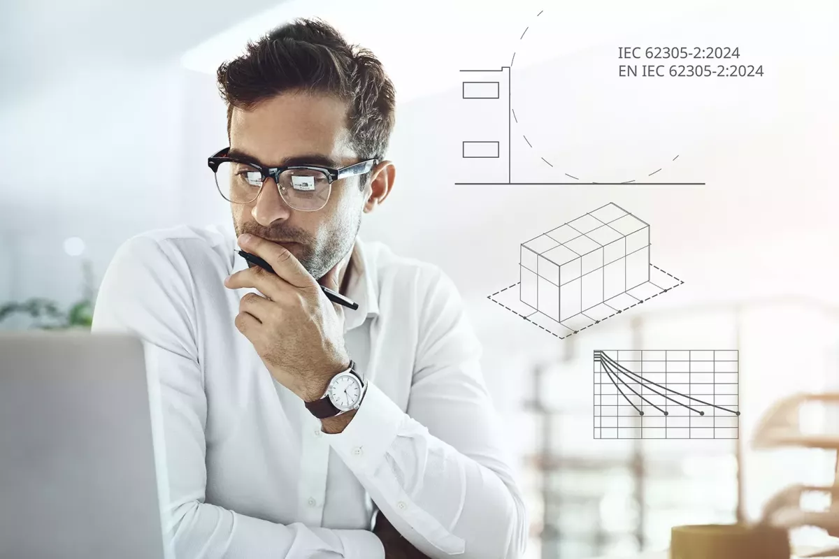 Una persona mira la pantalla de un portátil. 